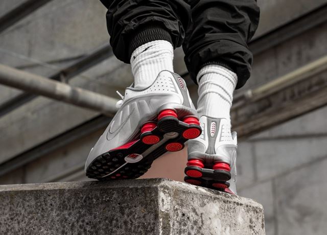 nike-shox-r4-white-metallic-silver-comet-red-black-bv1111-100-2_2_155054.jpg